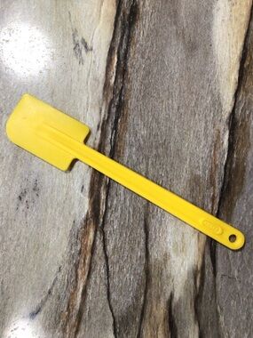 Vintage Kraft Yellow Plastic Jar Scraper Spreader Spatula MCM Kitchen 8.5”